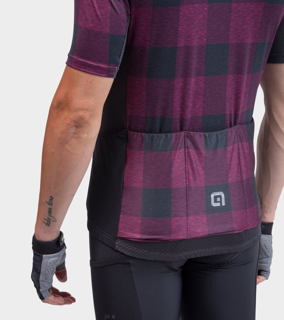 Men's Gravel Cycling Jersey in bordeaux check back view of the pockets